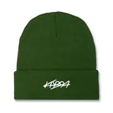 Gorro de lana verde con logo bordado en blanco en el frente.