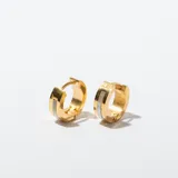 Par de aros tipo argolla dorados con una franja blanca.