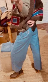 Pantalón de jean celeste de corte ancho, con bordado en el bolsillo trasero.