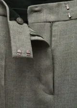 Pantalón de vestir gris con corte flare, tiro medio, bolsillos laterales y traseros.