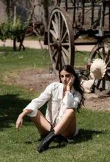 Chaleco azul con bordado floral en el frente, de corte recto y sin mangas.