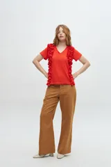 Remera color amarillo con escote en V y volantes laterales.