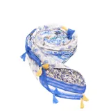 Pashmina rectangular de viscosa liviana con estampado floral multicolor y terminación con flecos cortos.