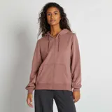 Buzo con capucha color rosa, con cierre frontal y bolsillos laterales.