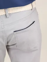Pantalón de hombre color crudo, marca El Ganso, modelo 5 bolsillos, confeccionado en tejido de sarga con 77% algodón, 20% de algodón reciclado y 3% elastano.