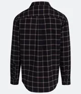 Camisa de franela a cuadros color negro, con botones blancos y corte clásico.
