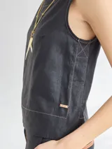 Top color beige de lino y viscosa, corte recto y escote redondo con cierre a la vista en la espalda y pespuntes a contratono.