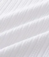 Musculosa ajustada al cuerpo de hombre, color blanco, con textura acanalada y cuello redondo.