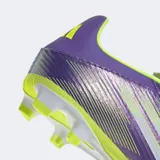 Championes de fútbol Adidas F50 Club, color violeta con detalles en blanco y amarillo flúor.