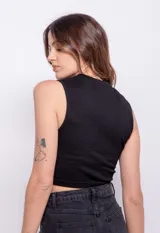 Top sin mangas de textura diferenciada, con cuello a la base y construcción sin costuras, ideal para un look versátil.