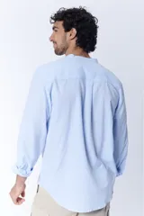 Camisa celeste de lino con cuello Mao y mangas largas.