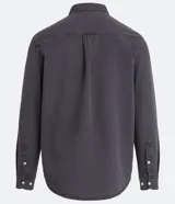 Camisa de hombre de manga larga, color gris oscuro, corte clásico, con cuello abotonado y cierre frontal con botones blancos.