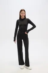 Campera verde oliva de calce al cuerpo y manga larga, con cierre frontal y cuello mao.