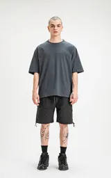 Remerón gris carbón de corte extra oversize con hombros caídos, cuello redondo y doble costura.