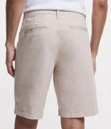 Bermuda masculina de sarga color rosado, con corte recto y bolsillos laterales.