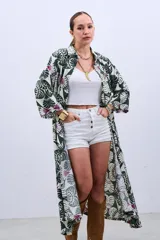 Camisola tipo vestido con estampado floral en tonos verde, blanco y borgoña.