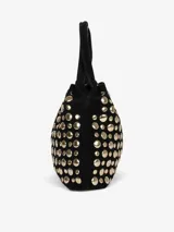 Mini bolso cubo negro con tachuelas doradas, confeccionado en cuero con detalles metálicos. Tiene doble asa corta y cierre con broche magnético.