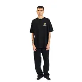 Remera negra de manga corta con estampado pequeño en el pecho y corte clásico.