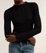 Suéter negro de punto con cuello redondo y mangas largas. Presenta rayas verticales texturizadas y tejido con hilos metalizados.