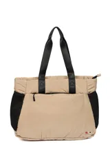 Bolso color beige con asas de cinta negra, bolsillos laterales de red negra y cierre superior con cremallera.