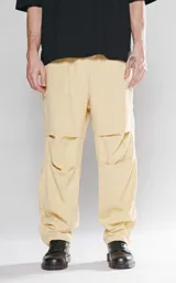 Pantalón de jogging color amarillo de tela corderoy liviano, con bolsillos laterales, cintura elástica con cordón y ojalillos personalizados.