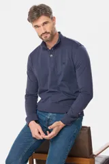 Remera tipo buzo liviano azul con botones en el cuello, tejido en jersey color liso con cuello y puños en rib.