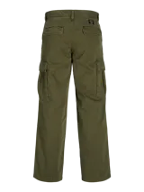 Pantalón cargo verde oliva de pierna ancha con fit amplio y tiro medio alto. Cuenta con bolsillos delanteros, traseros y laterales, además de puños ajustables con cordón. Cierre con cremallera.