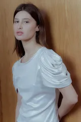 Top blanco de rib con lurex y mangas abullonadas.