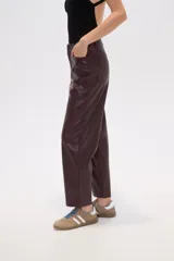 Pantalón negro de eco-cuero, de calce medio.