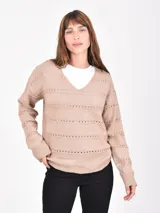 Buzo de tejido de punto color negro, con cuello redondo y manga larga. Presenta un diseño liso con textura de punto.