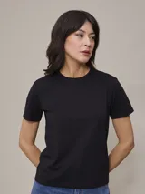 Remera negra de cuello redondo y manga corta con logo pequeño bordado en el pecho.