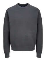 Sweater gris de tejido de punto con cuello redondo y mangas largas.