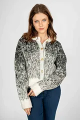 Saco cardigan negro con diseño jaspeado en blanco y gris, cuello redondo, cierre frontal con botones dorados y ribete blanco en cuello, puños y ruedo.