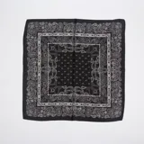 Pañuelo cuadrado negro con estampado de cachemir en blanco.