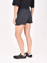 Short de jean color crudo, tiro alto, con bolsillos delanteros y traseros, y ruedo desflecado.