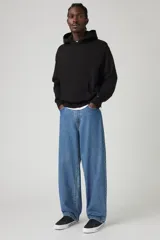 Pantalón de jean celeste de corte amplio, estilo baggy, con bolsillos delanteros y traseros.