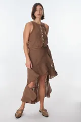 Falda midi color beige de lino, con corte irregular y volados.