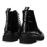 Botas de caña media estilo militar, color blanco hueso con acabado charol brillante. Cuentan con cordones blancos y suela track gruesa y negra.