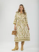 Vestido camisero con estampa acebrada en blanco y negro, de calce oversized y talle único. Incluye lazos para ajustar al cuerpo.