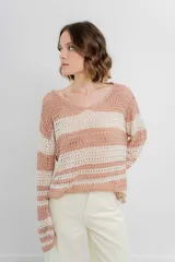 Sweater tejido calado a rayas horizontales anchas en color gris oscuro y crudo, con escote en V y corte recto.