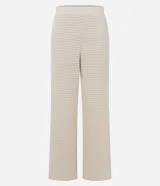Pantalón de mujer color crema, de punto texturizado con efecto gofre o waffle, corte recto y pierna ancha.