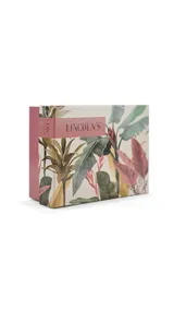 Billetera mediana color rosado, con tapa y cierre a presión. Presenta múltiples compartimentos interiores para tarjetas y billetes, y un bolsillo exterior con cierre en la parte posterior.