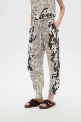 Pantalón de viscosa estampado, anudado, holgado y de calce medio.