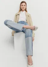 Pantalón de jean celeste de corte recto con ruedo gris.