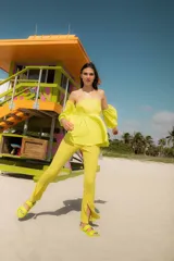 Blusa blanca strapless con mangas largas abullonadas.