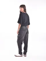 Pantalón de jean negro de corte recto, tiro medio y lavado gastado.