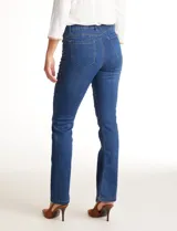 Jean elastizado marca One Five One, de tiro medio y terminación bootcut. Color azul, con pretina con pasadores, botón y cierre. Bolsillos delanteros y traseros.