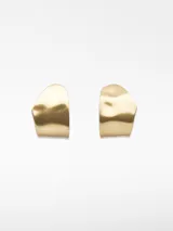 Par de aros metálicos dorados con forma irregular y cierre de broche.