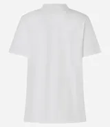 Remera de algodón color crudo, de corte recto y manga corta, con cuello redondo y estampa bordada de un oso vestido con chaqueta de jean, gorro y pantalón.