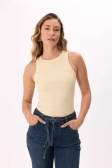 Musculosa color crema de rib, suave, elastizada y con calce al cuerpo.